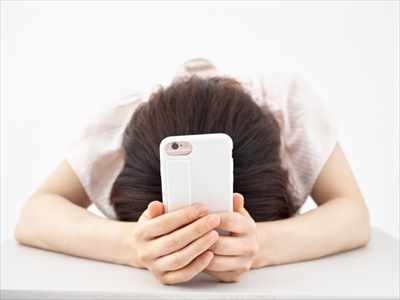 スマホのキャッシュバックがつかなくてがっくりする女性